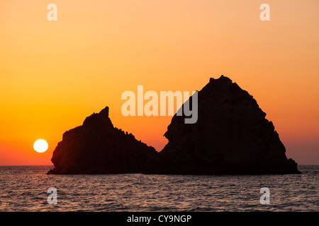 Sonnenuntergang über felsigen Inseln vor Myrina Lemnos, Griechenland. Stockfoto