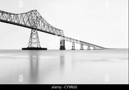 Astoria Brücke (4,1 Mi/6,5 km lang) erstreckt sich über die Mündung des Columbia River zwischen Astoria, Oregon und Point Ellice in der Nähe von Megler, Washington 1962-1966. Stockfoto