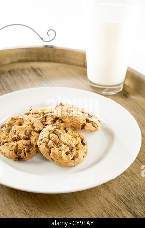 Chocolate Chip Cookies und Glas Milch Stockfoto