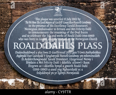 Wales, Cardiff Bay, Roald Dahls Plass, zweisprachige Gedenktafel in England und Wales Stockfoto