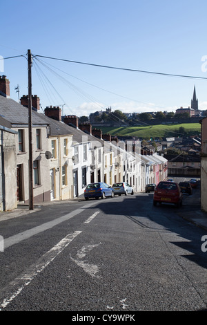 gmlh0310 4819 Terrasse beherbergt in Nordirland Derry Londonderry Blick auf Stadtmauer Stockfoto
