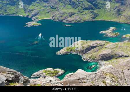 Loch Na Cuilce an Spitze des Loch Scavaig aus Sgurr Na Stri, Isle Of Skye Highland, Schottland, Großbritannien. Stockfoto