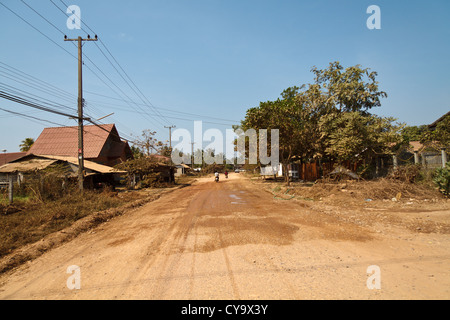 Staubige Straße im Dorf Ban Hom, Laos Stockfoto