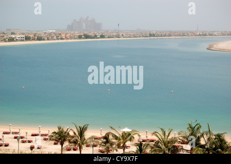 Der Strand in Luxushotel auf der künstlichen Insel Palm Jumeirah, Dubai, Vereinigte Arabische Emirate Stockfoto