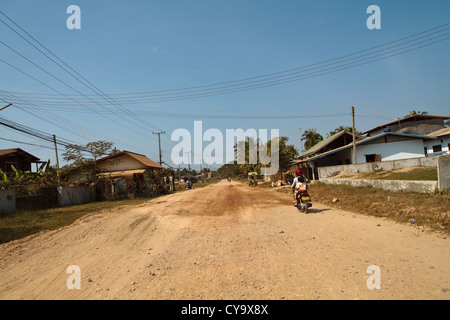 Staubige Straße im Dorf Ban Hom, Laos Stockfoto