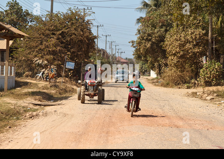 Staubige Straße im Dorf Ban Hom, Laos Stockfoto