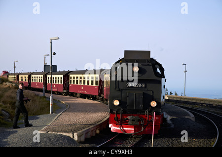Harzer Schmalspurbahnen Erbe Dampfzug stehen am Bahnhof Brocken mit unten Zug nach Drei Annen Hohne und darüber hinaus. Stockfoto