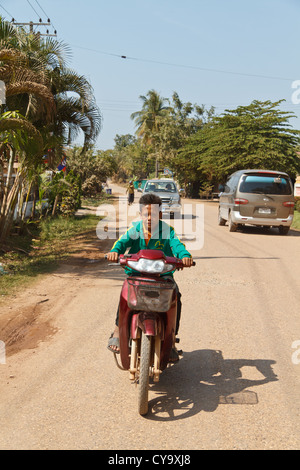 Staubige Straße im Dorf Ban Hom, Laos Stockfoto