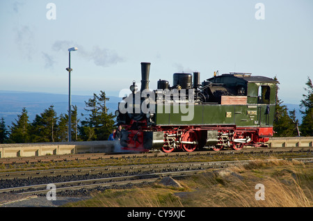 Dampfzug der Harzer Schmalspurbahnen Erbe. Lok läuft Runde Zug am Bahnhof Brocken. Stockfoto