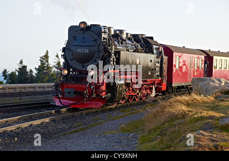Dampfzug der Harzer Schmalspurbahnen auf dem Gipfel des Brocken 2-10-2 t Lokomotive geschleppten ankommen. Stockfoto