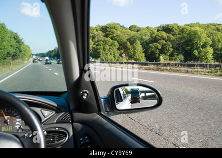 Blick vom einen Rückblick auf den Verkehr auf einer Autobahn  Autos-Außenspiegel Stockfotografie - Alamy
