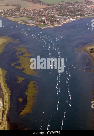 Luftaufnahme von Yachten ankern in der Bosham Kanal in Richtung Dorf Bosham in der Nähe von Chichester Stockfoto