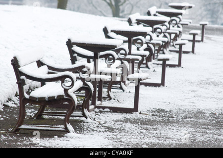 Schneebedeckte Parkbänke während der Wintersaison Stockfoto