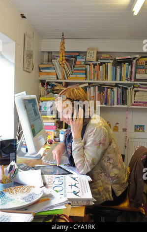 Eine Frau, die von zu Hause aus arbeiten Stockfoto