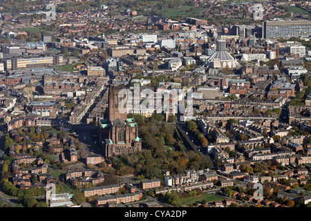 Luftaufnahme von Liverpools zwei Kathedralen, den anglikanischen und katholischen Metropolitan Kathedrale von Christus dem König Stockfoto
