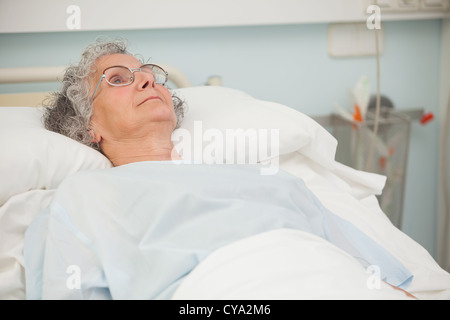 Alte Frau im Krankenhausbett liegend Stockfoto