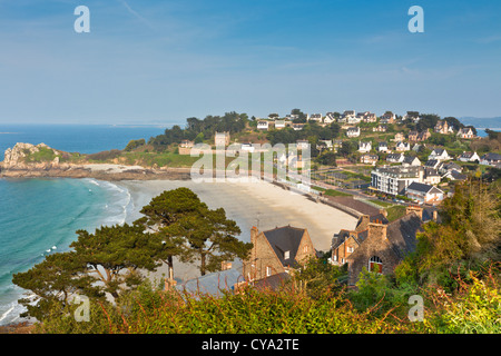 Perros-Guirec, kleine Stadt in der westlichen Bretagne, Frankreich, Luftbild Stockfoto