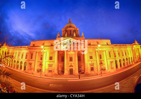 Zollhaus am Fluss Liffey in Dublin Fischaugen-in der Nacht. Stockfoto