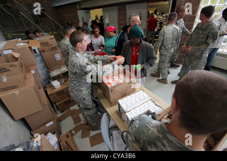 Soldaten der 50th Infantry Brigade Combat Team, New Jersey Army National Guard, leisten Hilfe für Vertriebene in einem Notunterkunft während des Hurrikans Sandy in Piscataway Township, New Jersey. Stockfoto