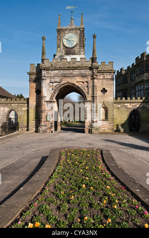 Das mittelalterliche Torhaus führt zum Bischofspalast in Auckland Castle, Bishop Auckland, County Durham, Großbritannien Stockfoto