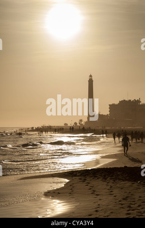 Strand und Leuchtturm bei Sonnenuntergang am at Maspalomas Gran Canaria Kanaren Spanien Stockfoto