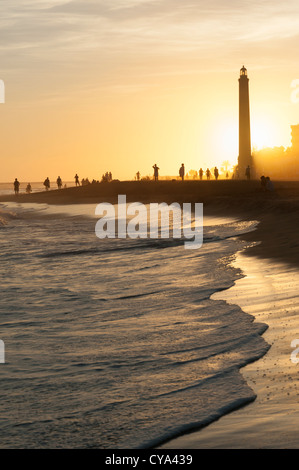 Strand und Leuchtturm bei Sonnenuntergang am at Maspalomas Gran Canaria Kanaren Spanien Stockfoto