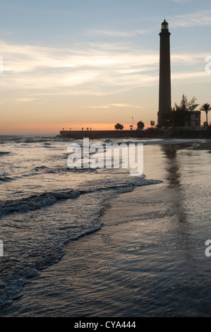 Strand und Leuchtturm bei Sonnenuntergang am at Maspalomas Gran Canaria Kanaren Spanien Stockfoto