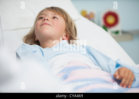 Junge ist im Krankenhausbett liegen. Stockfoto