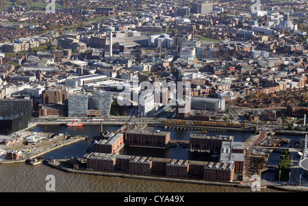 Luftaufnahme der Royal Albert Dock, Liverpool mit Zentrum über Stockfoto