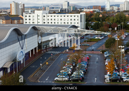 Red Dragon Zentrum Zentrum in Cardiff Bay mit dem Millennium Stadium im Hintergrund. Stockfoto