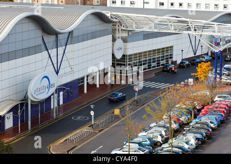 Red Dragon Zentrum Zentrum in Cardiff Bay mit dem Millennium Stadium im Hintergrund. Stockfoto