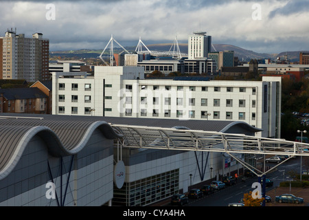 Red Dragon Zentrum Zentrum in Cardiff Bay mit dem Millennium Stadium im Hintergrund. Stockfoto