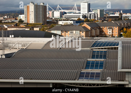 Red Dragon Zentrum Zentrum in Cardiff Bay mit dem Millennium Stadium im Hintergrund. Stockfoto