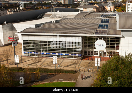 Red Dragon Zentrum Zentrum in Cardiff Bay mit dem Millennium Stadium im Hintergrund. Stockfoto