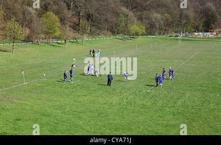 Junge männliche Rugby-Spieler auf einem Spielfeld Rugby-training Stockfoto