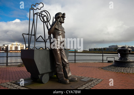 Bronze Statue Tribut an die Bergarbeiter von Süd-Wales, "von der Grube zum Hafen" von John Clinch ARCA von Tregaron. Stockfoto