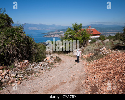 Wandern im Nationalpark Galicica, Ohrid, Mazedonien. Hier ist eine junge Frau durch den Berg Dorf Velestovo wandern. Stockfoto