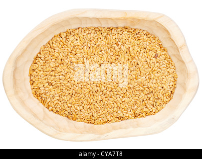 goldenen Leinsamen in einer rustikalen Holz Schüssel isoliert auf weiss, Schneidepfad Stockfoto