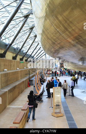 Touristen auf der Suche im Museum unter dem Bogen von der berühmten Tee-Clipper Cutty Sark Schiff in Greenwich, SE London, England, UK Stockfoto