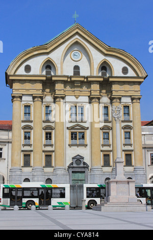 Kongress-Platz mit der Statue der Heiligen Dreifaltigkeit, Stadtbus und Ursulinenkirche im Hintergrund - Ljubljana, Slowenien Stockfoto