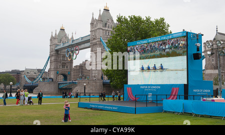 Großes digitales Display an den Ufern der Themse in London 2012 Olympische Spiele, England. Stockfoto