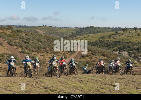 Überblick über die Reiter aufgereiht an der Startlinie der Motocross-Strecke von Safara, Alentejo, portugal Stockfoto