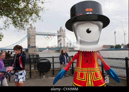 Statue von London 2012 Olympische Maskottchen Mandeville als ein Beefeater am Ufer der Themse, London verkleidet. Stockfoto