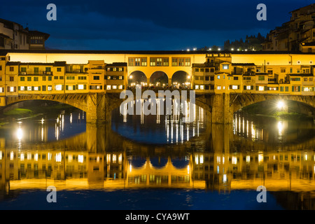 Abends Blick auf historische Ponte Vecchio Brücke über Fluss Arno in Florenz Italien Stockfoto