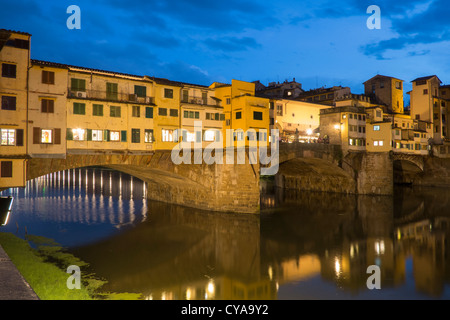Abends Blick auf historische Ponte Vecchio Brücke über Fluss Arno in Florenz Italien Stockfoto