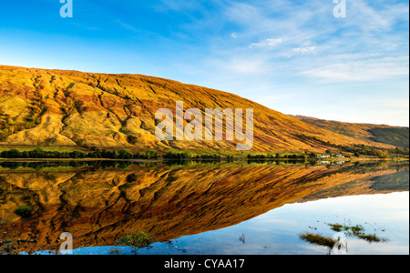 Am Abend Licht auf dem Hügel bei Clachan wird in das Wasser des Loch Fyne gegenüber dem Loch Fyne Austern Bar wider Stockfoto