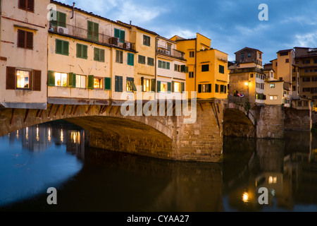 Abends Blick auf historische Ponte Vecchio Brücke über Fluss Arno in Florenz Italien Stockfoto