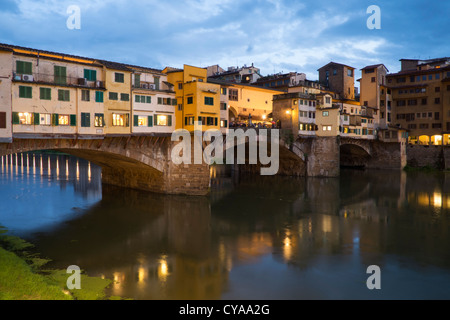Abends Blick auf historische Ponte Vecchio Brücke über Fluss Arno in Florenz Italien Stockfoto