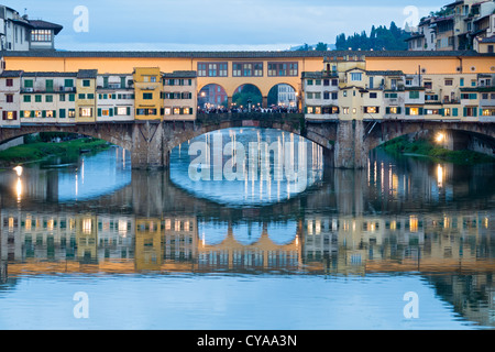 Abends Blick auf historische Ponte Vecchio Brücke über Fluss Arno in Florenz Italien Stockfoto