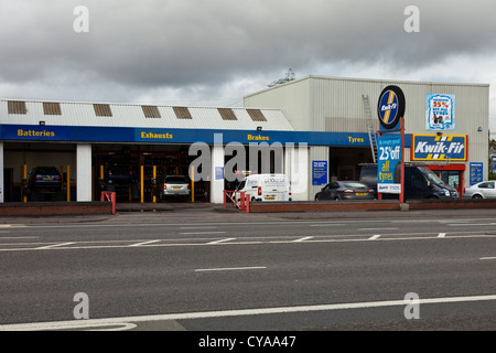 Kwik Fit Reifen Reifen Montage Werkstatt Garage, Batterien Auspuff Bremsen und Reifen, Newport Road, Cardiff, Wales, Vereinigtes Königreich. Stockfoto